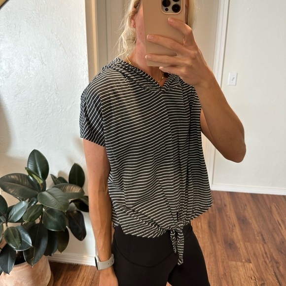 🌟SALE🌟 Lululemon knot gonna fly tee hood​​​​ - Picture 7 of 10